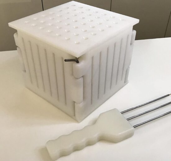 BROCHETEUR MANUEL, CUBE DE 22X22 MM, 49 BROCHETTES FOURNI AVEC UN COUTEAU DE BOUCHER L-310 MM