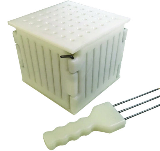 BROCHETEUR MANUEL, CUBE DE 22X22 MM, 49 BROCHETTES FOURNI AVEC UN COUTEAU DE BOUCHER L-310 MM