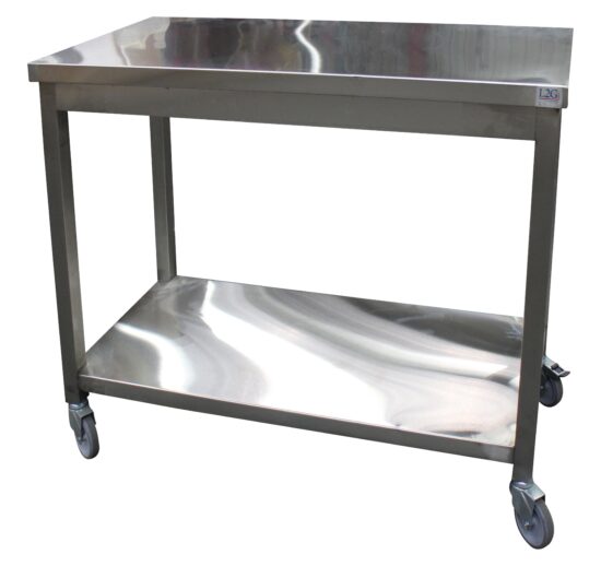 TABLE DE SERVICE INOX SOUDEE, CENTRALE AVEC ETAGERE, 4 ROUES DONT 2 A FREINS